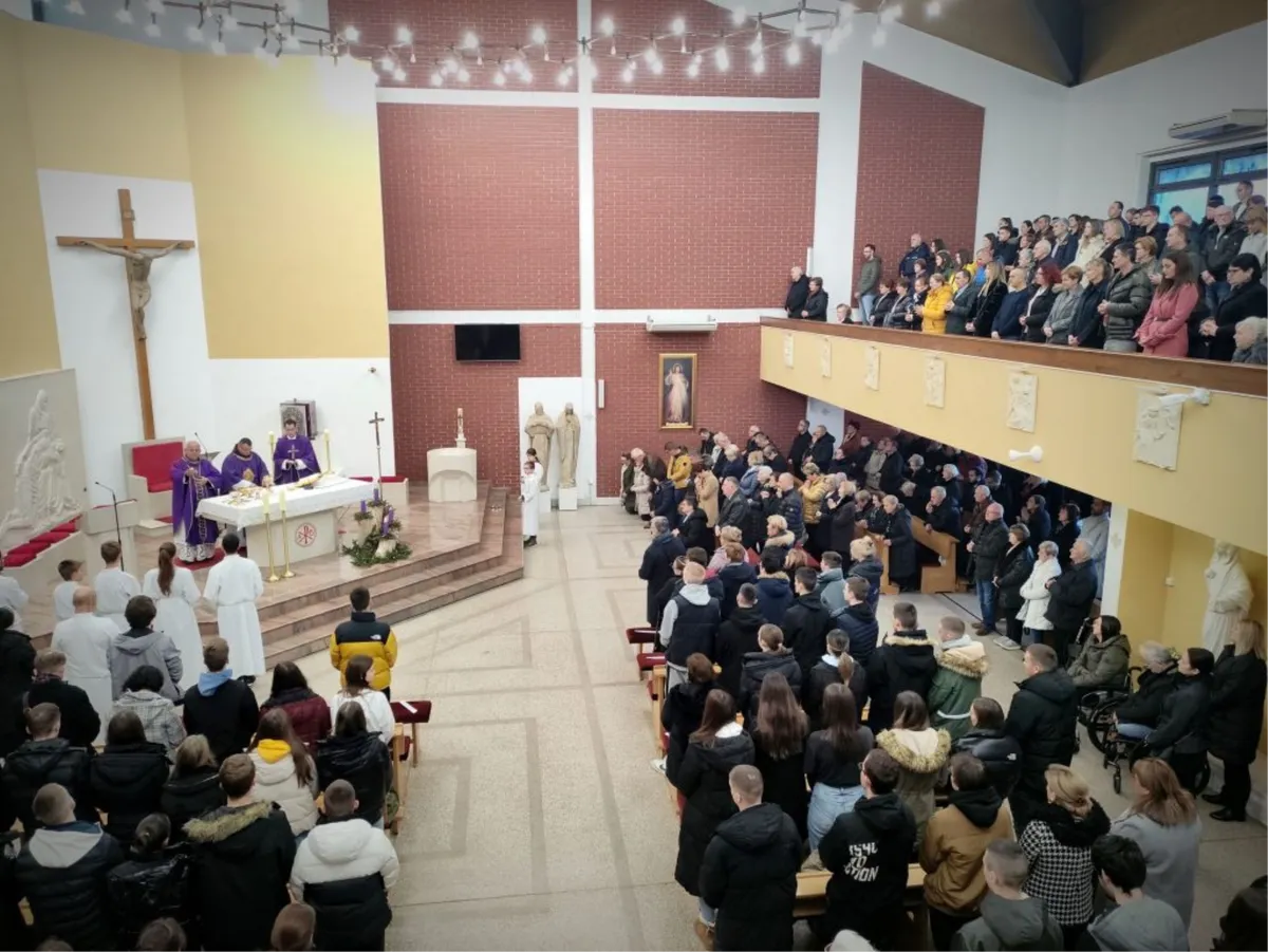 Prva nedjelja došašća u osječkoj župi sa župljanima i zborom iz Drinovaca FOTO/Video