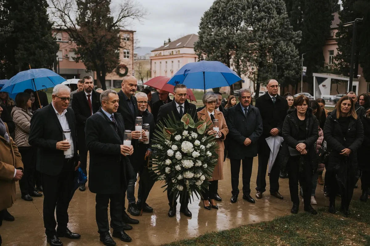 (FOTO) Otkriven spomenik za sve poginule i umrle studente i djelatnike Sveučilišta u Mostaru 2