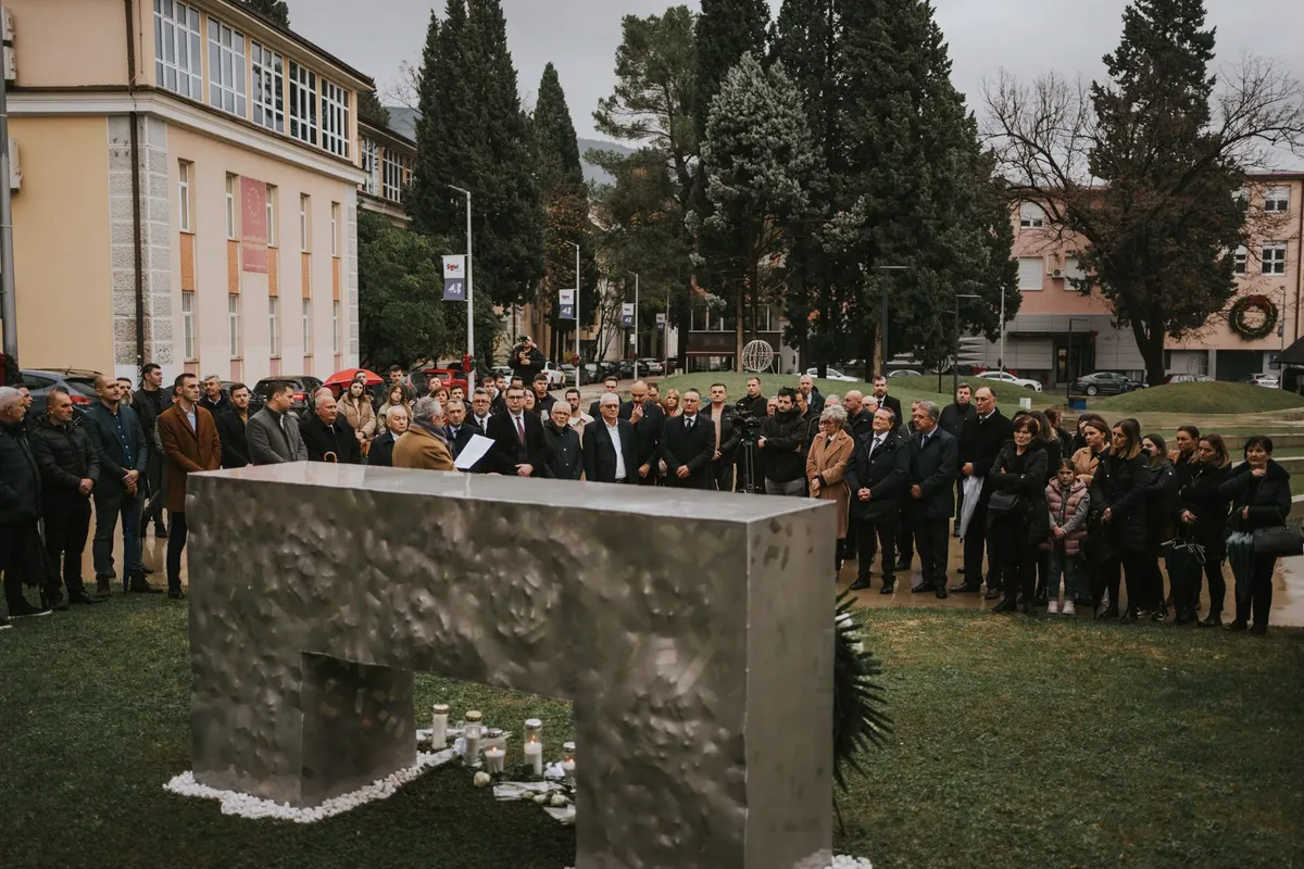 (FOTO) Otkriven spomenik za sve poginule i umrle studente i djelatnike Sveučilišta u Mostaru