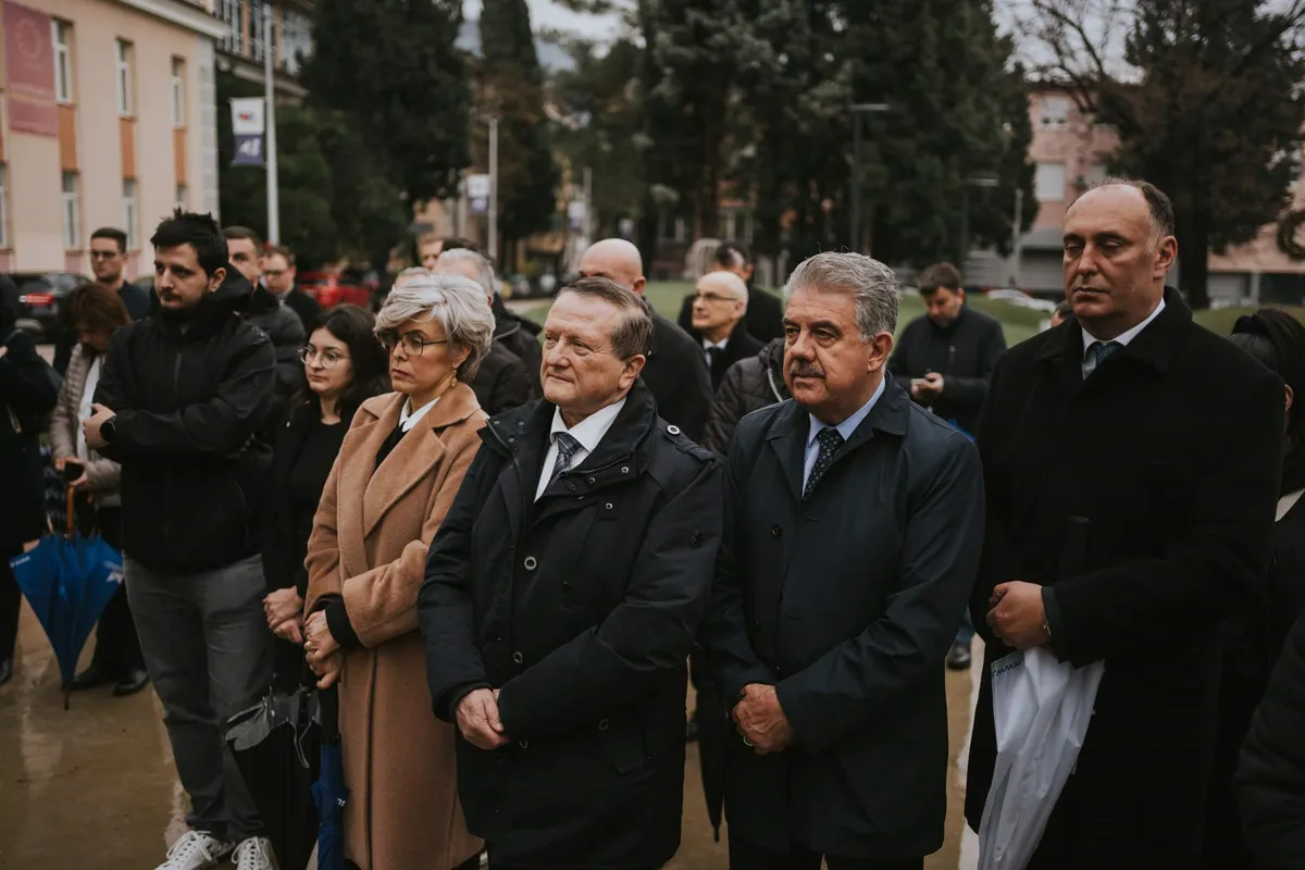 (FOTO) Otkriven spomenik za sve poginule i umrle studente i djelatnike Sveučilišta u Mostaru 3