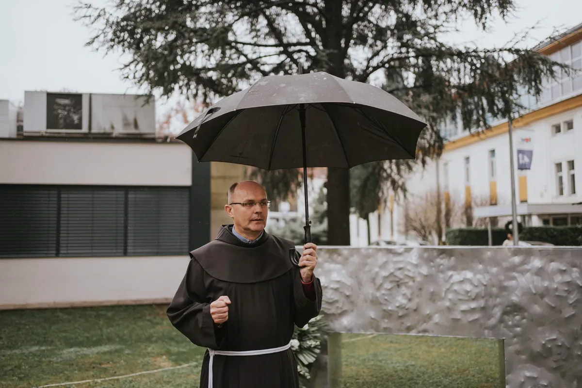 (FOTO) Otkriven spomenik za sve poginule i umrle studente i djelatnike Sveučilišta u Mostaru 4