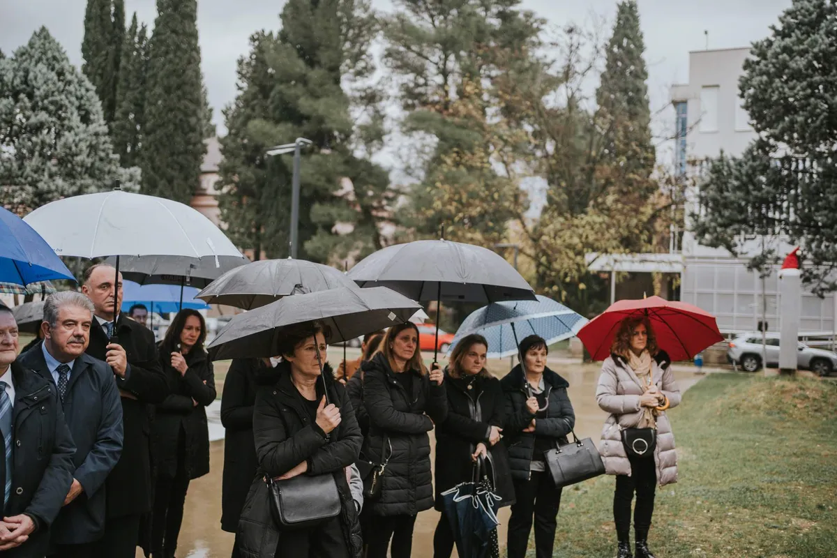 (FOTO) Otkriven spomenik za sve poginule i umrle studente i djelatnike Sveučilišta u Mostaru 5