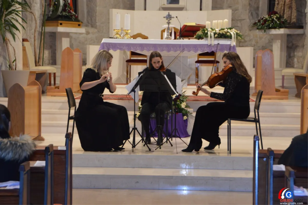 FOTO/VIDEO: Tri mlade glazbenice oživjele djela Dvoraka, Beethovena i Jungmanna u crkvi svete Kate u Grudama 1