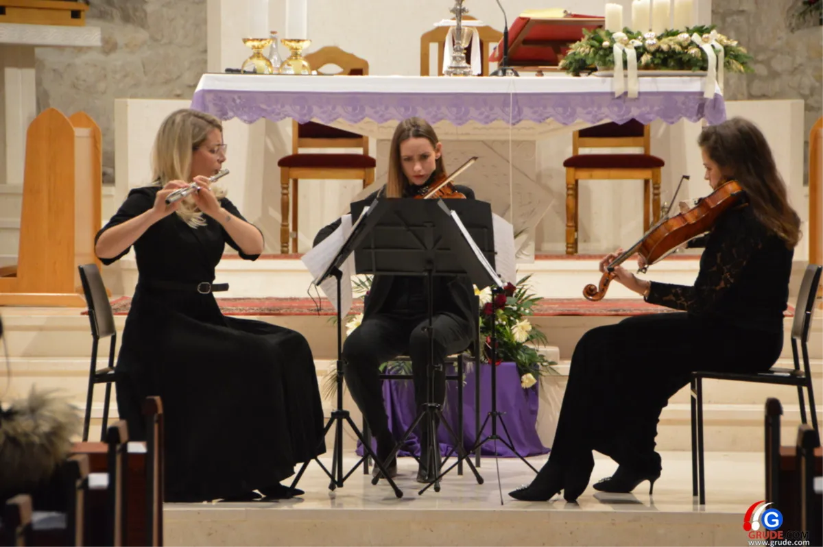 FOTO/VIDEO: Tri mlade glazbenice oživjele djela Dvoraka, Beethovena i Jungmanna u crkvi svete Kate u Grudama 6