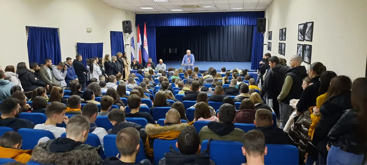 Grudski srednjoškolci imali predavanje o ovisnostima FOTO