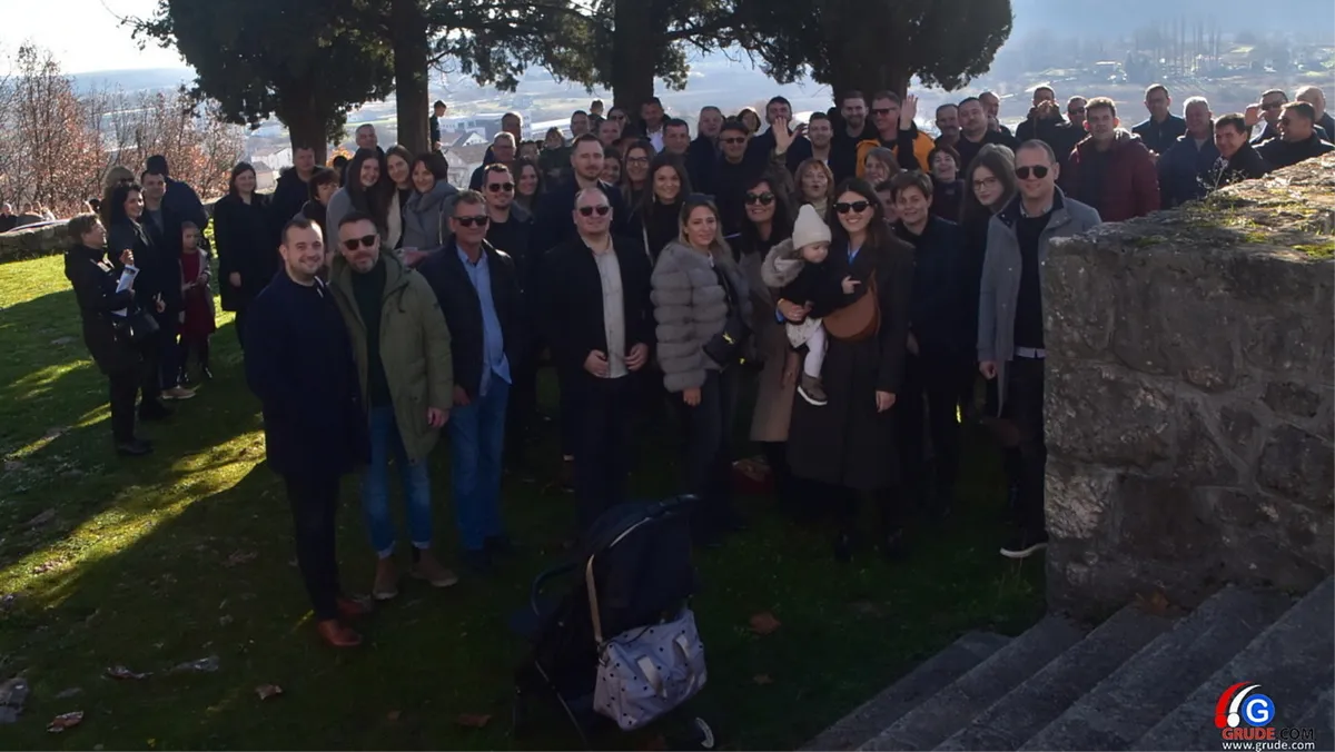 FOTO/VIDEO: GRUDE ZADRŽALE STOLJETNI OBIČAJ DRUŽENJA NAKON SVETE MISE