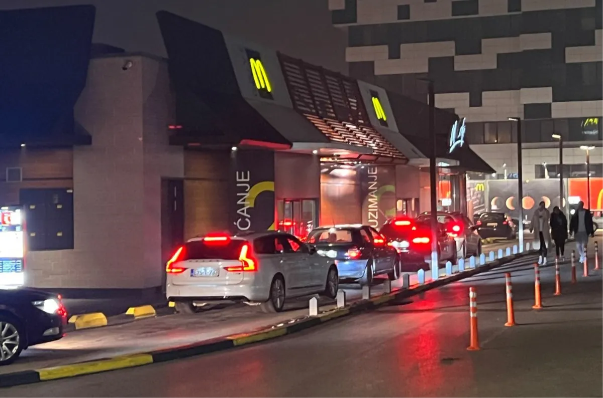 POSLJEDNJA VEČER ZA MCDONALD'S U BIH: Ogromne gužve ispred drive in restorana