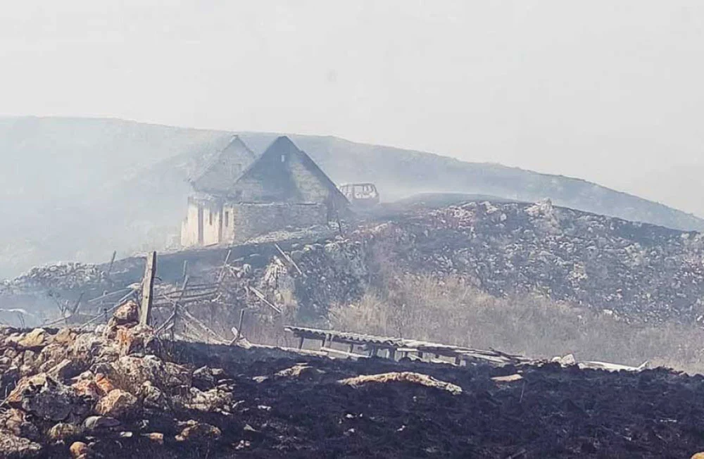 VELIKI POŽAR PUSTIO KORIJENE: U Mrkodolu izgorjele četiri kuće, vatrena stihija prijeti trima općinama