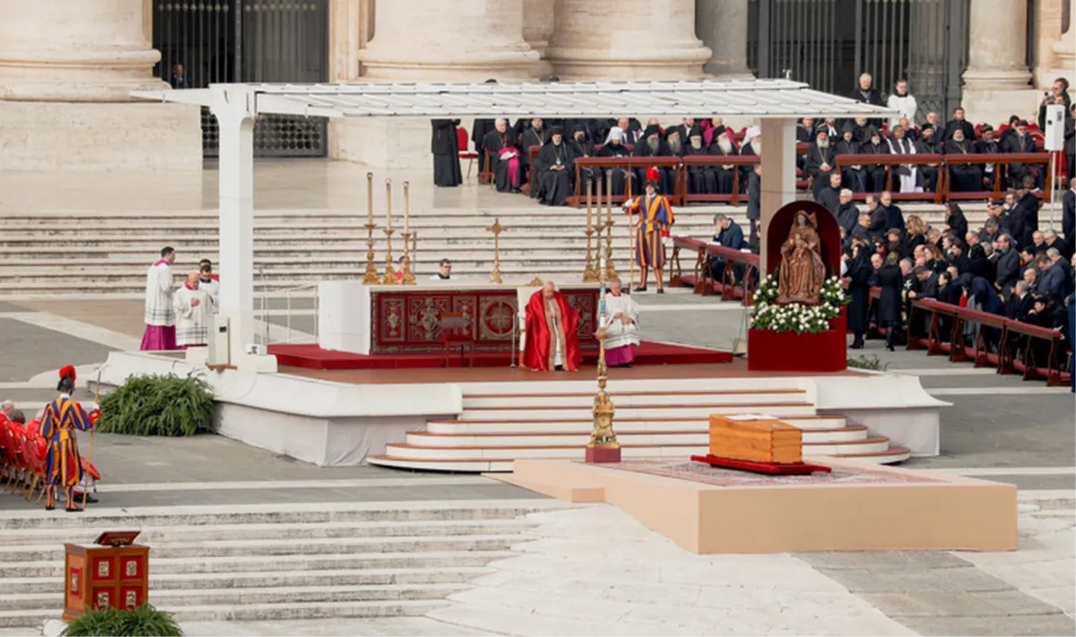 Tisuće ljudi oprostilo se od Benedikta XVI., nakon 600 godina Papa Papi vodi sprovod
