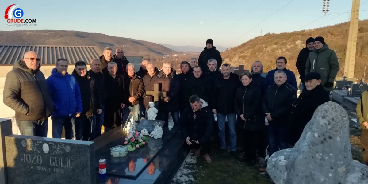 Gruđani na grobu svog Karolja Jelascika, 30 godina od smrti heroja iz Mađarske 1
