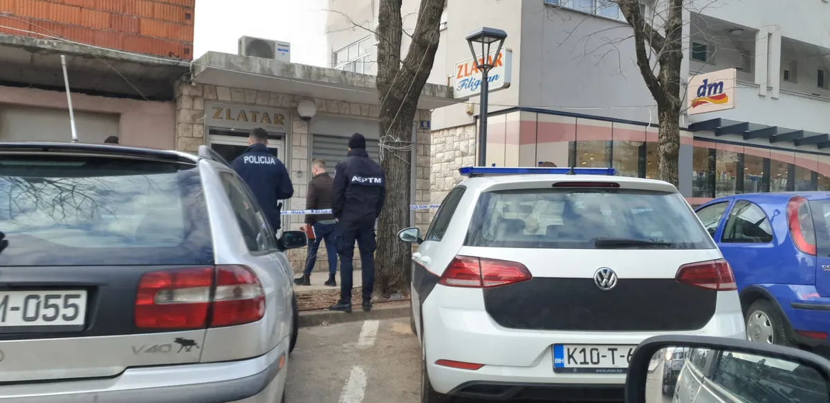 Foto: Zlatarna na meti razbojnika, na terenu policija 2