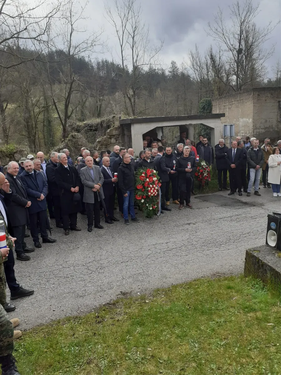 DA SE NE ZABORAVI: Branitelji i predstavnici ŽZH u Trusini FOTO 5