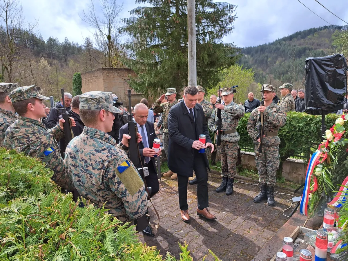 DA SE NE ZABORAVI: Branitelji i predstavnici ŽZH u Trusini FOTO 1