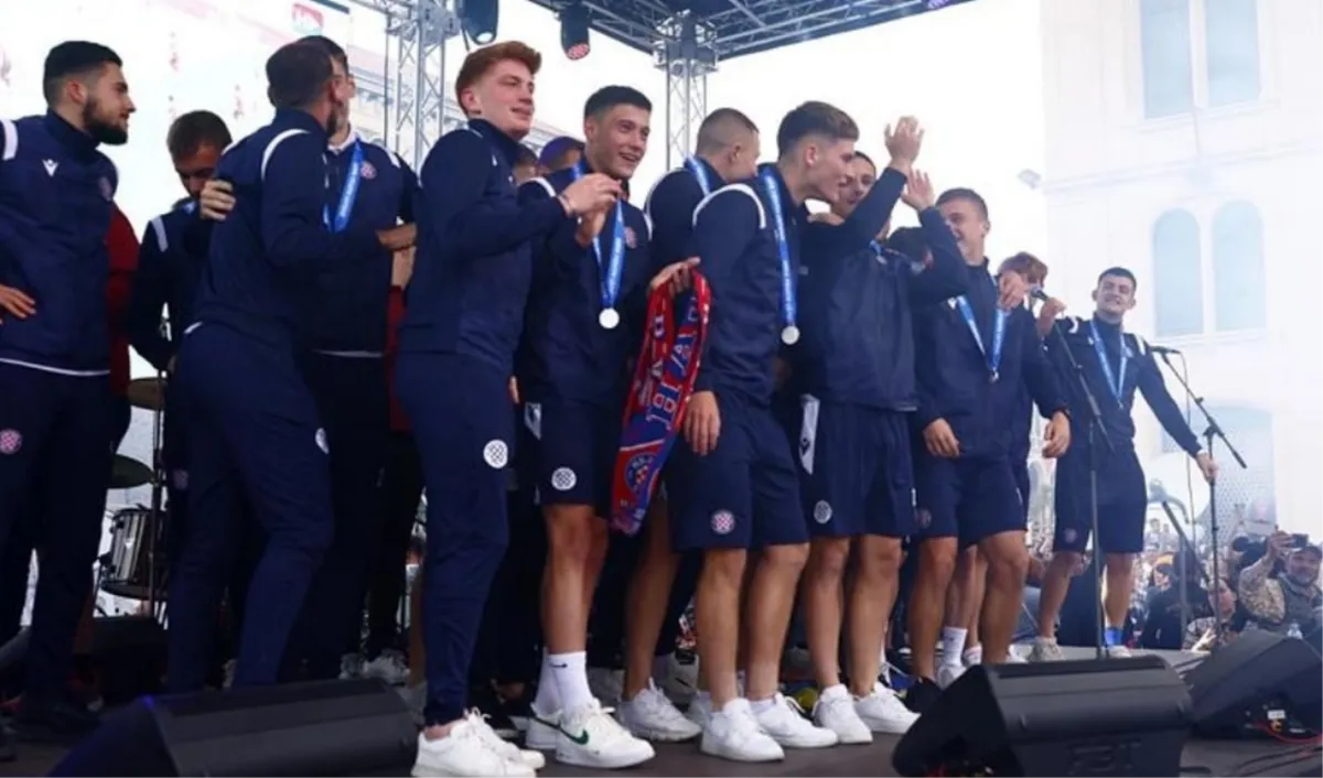 Veličanstveni doček za juniore Hajduka na Rivi