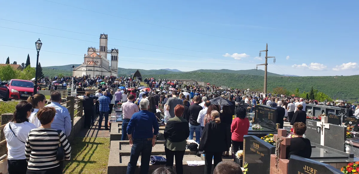 Tisuće vjernika u Grudama na blagoslovu polja! Fra Stanko: Tko živi ljubav taj je prebogat, i danas, i u vječnosti!