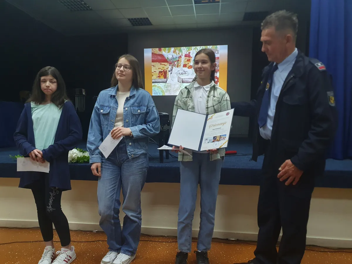 Grude: CZ ŽZH dodijelila nagrade i priznanja djeci i učenicima za najbolje likovne i literarne radove FOTO 3