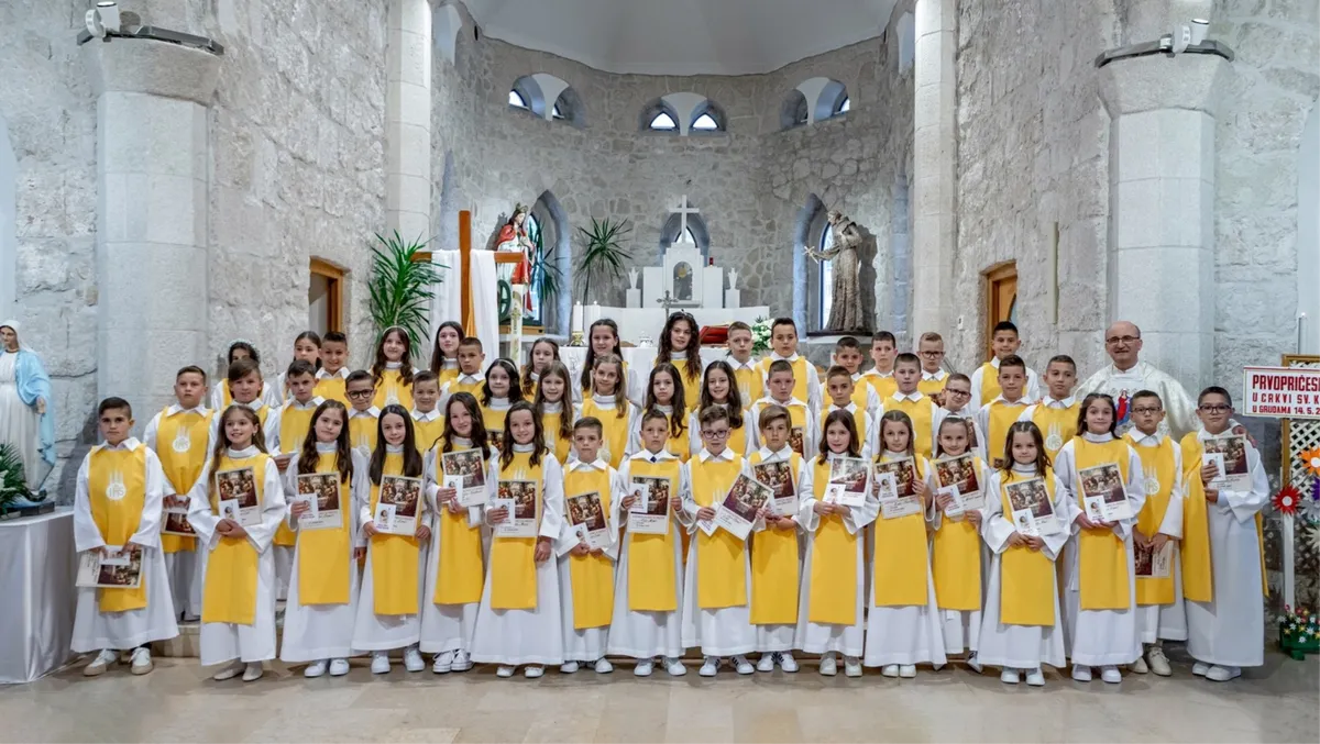 FOTO: Svečan dan u župi Grude za 48 prvopričesnika