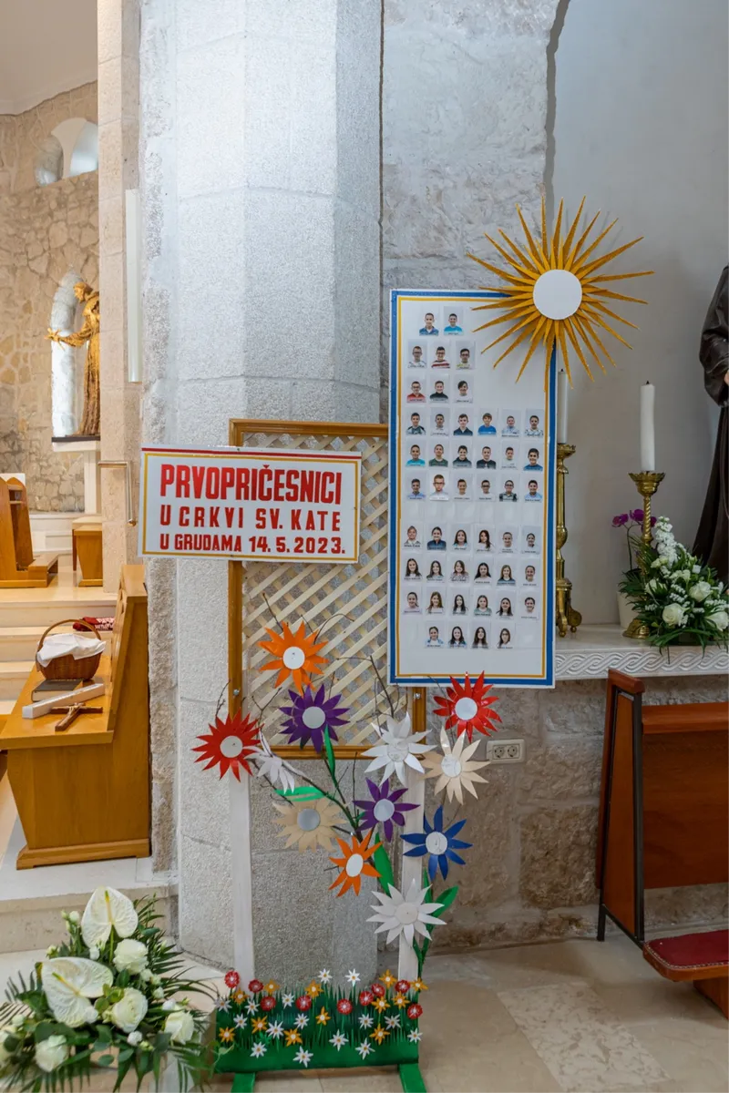 FOTO: Svečan dan u župi Grude za 48 prvopričesnika 2