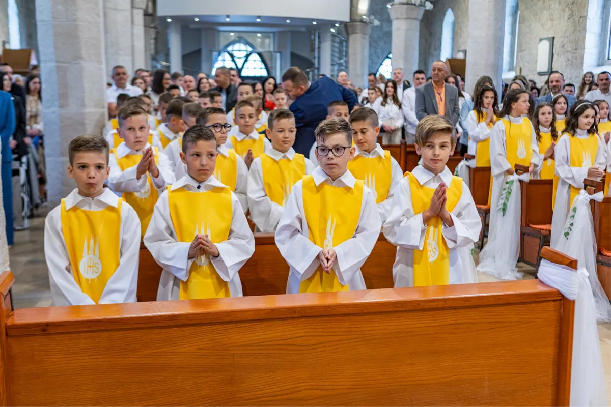 FOTO: Svečan dan u župi Grude za 48 prvopričesnika 5