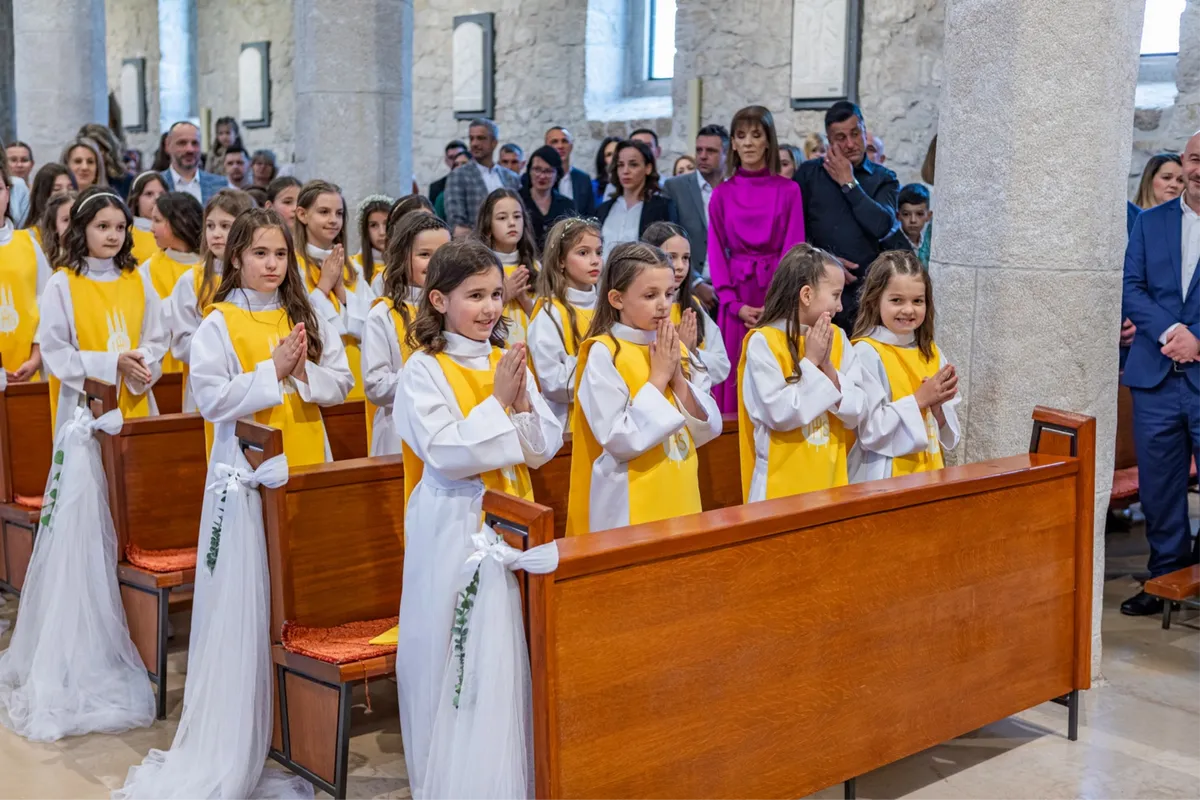 FOTO: Svečan dan u župi Grude za 48 prvopričesnika 6