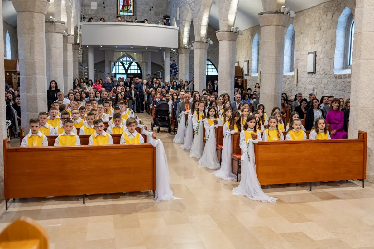 FOTO: Svečan dan u župi Grude za 48 prvopričesnika 8