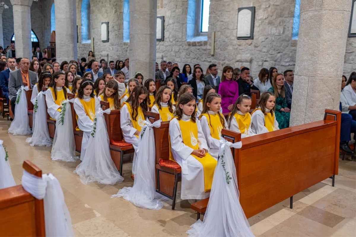 FOTO: Svečan dan u župi Grude za 48 prvopričesnika 9