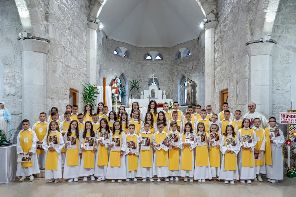 FOTO: Svečan dan u župi Grude za 48 prvopričesnika 10