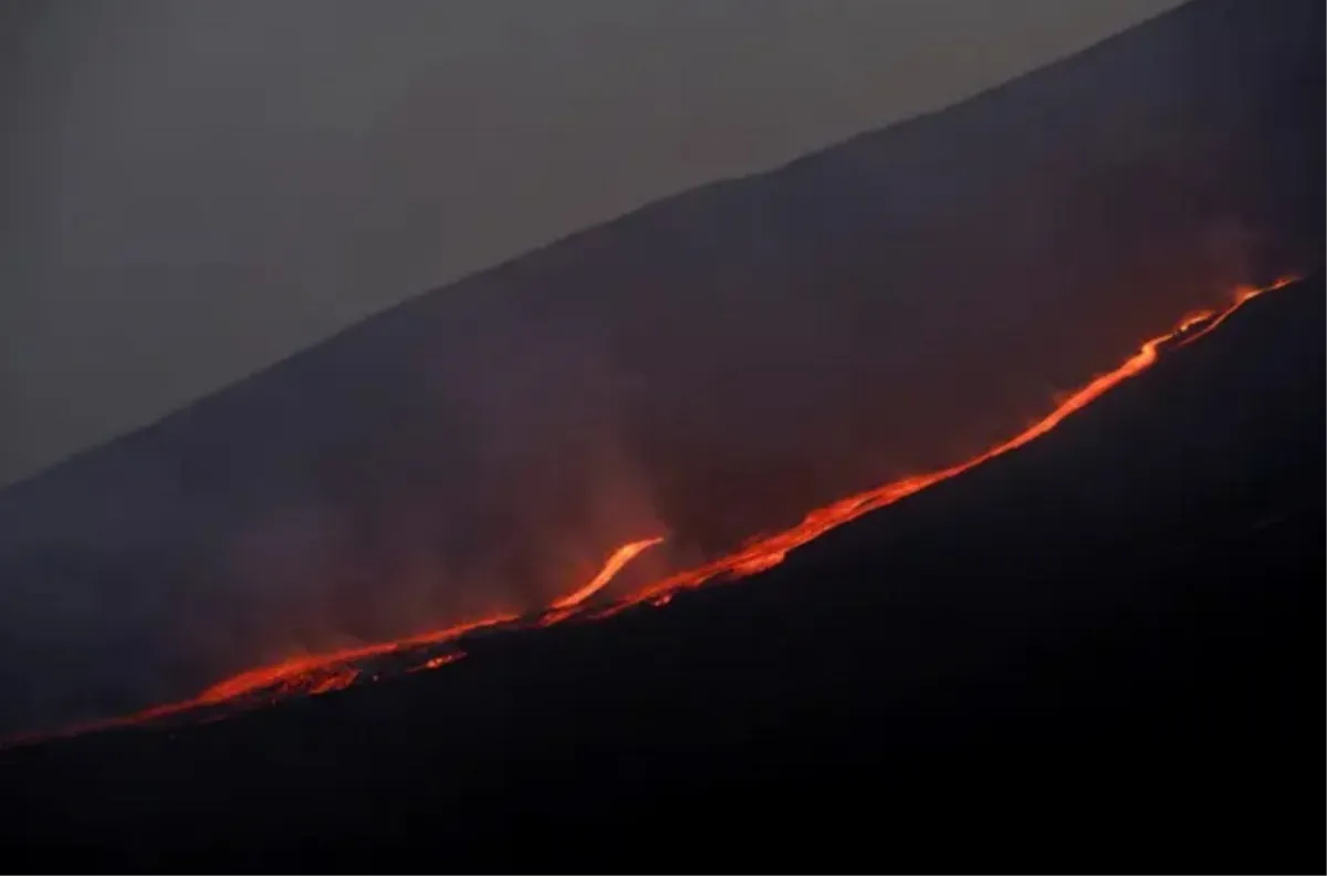 Etna ponovno izbacuje lavu