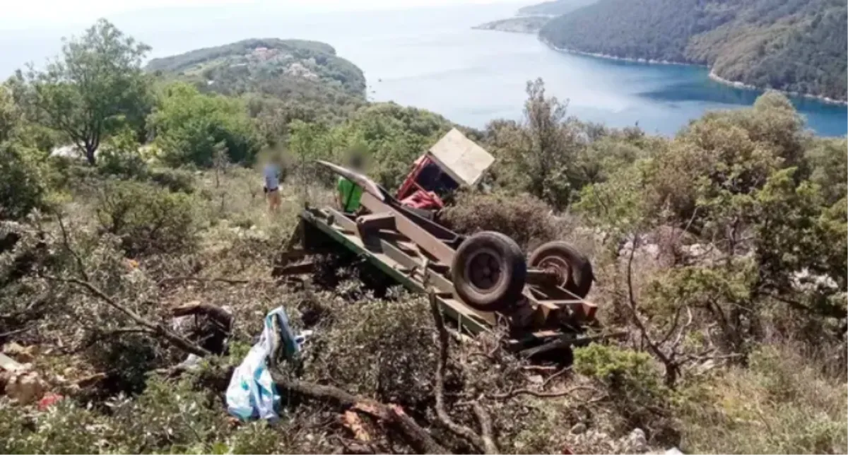 Objavljene fotografije nesreće, traktor u potpunosti uništen, djeca stabilno 1
