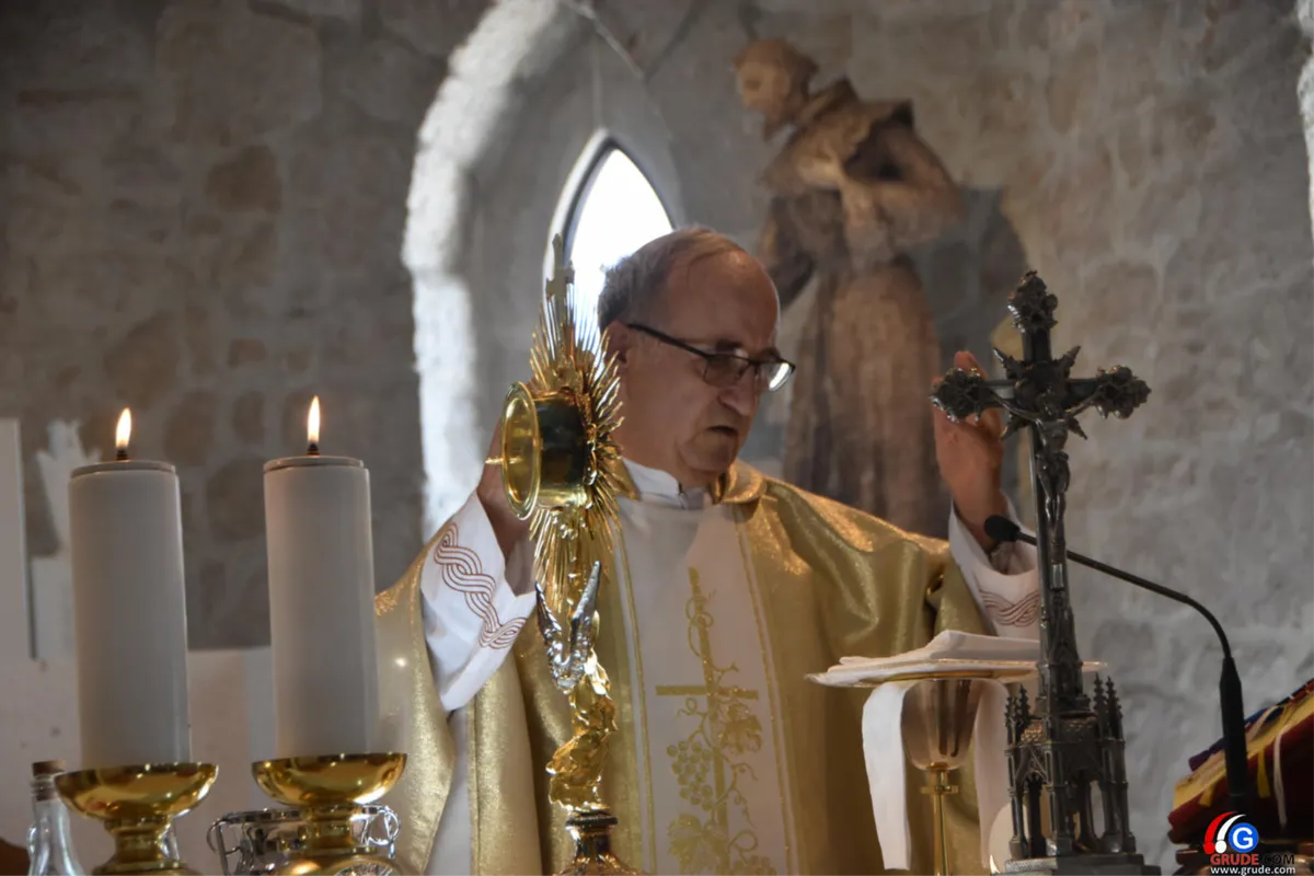(FOTO/VIDEO) TIJELOVO U GRUDAMA: FRA STANKO PAVLOVIĆ: BUDIMO GOSPODINOVO SVJETLO U TAMAMA DANAŠNJEG SVIJETA 10