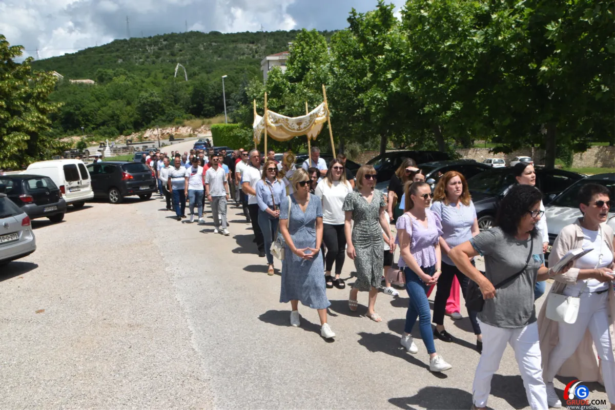 (FOTO/VIDEO) TIJELOVO U GRUDAMA: FRA STANKO PAVLOVIĆ: BUDIMO GOSPODINOVO SVJETLO U TAMAMA DANAŠNJEG SVIJETA 36