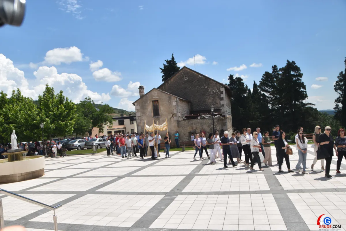 (FOTO/VIDEO) TIJELOVO U GRUDAMA: FRA STANKO PAVLOVIĆ: BUDIMO GOSPODINOVO SVJETLO U TAMAMA DANAŠNJEG SVIJETA 38