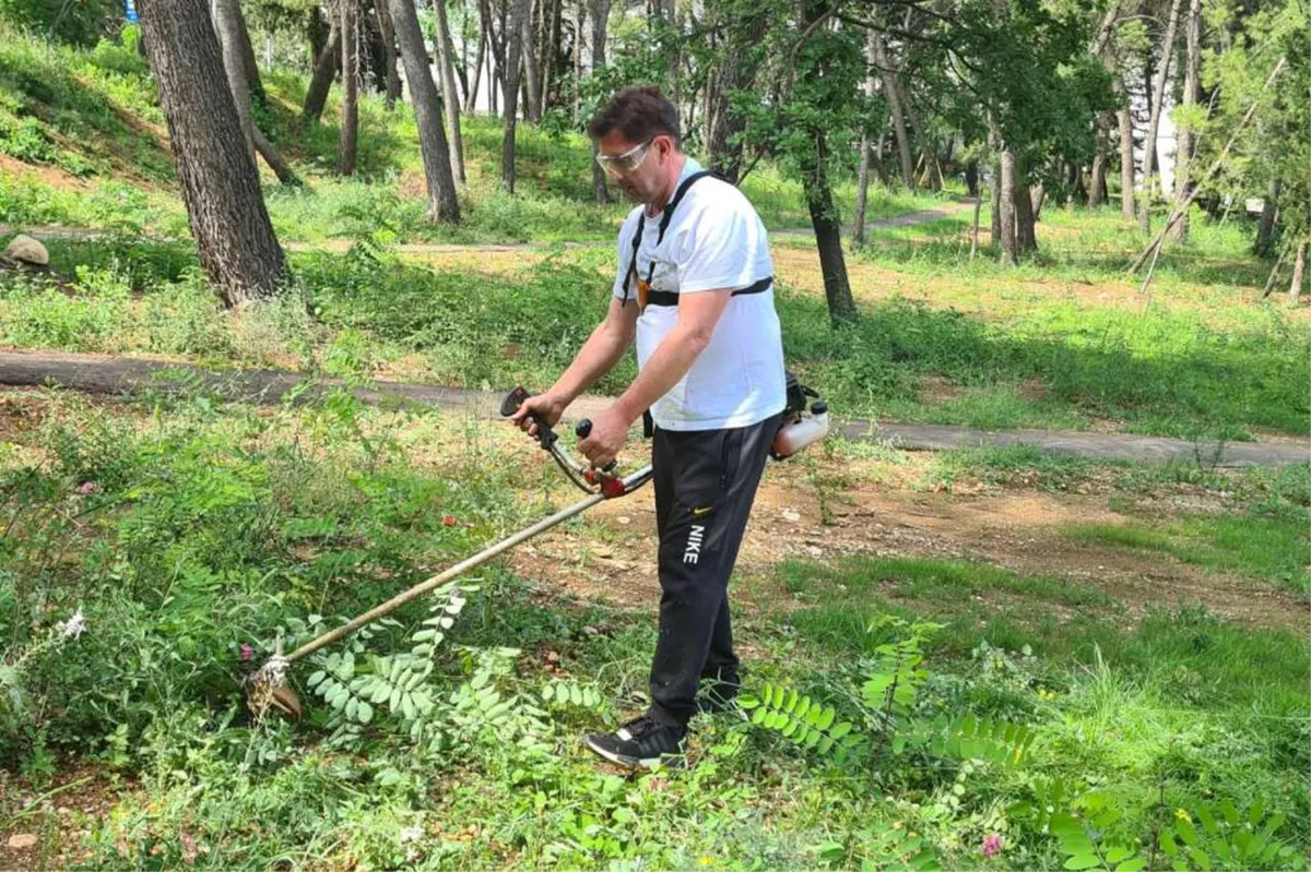 PRIMJER SVIMA: Gradonačelnik Kordić uzeo trimer u ruke i kosio travu na Bijelom Brijegu
