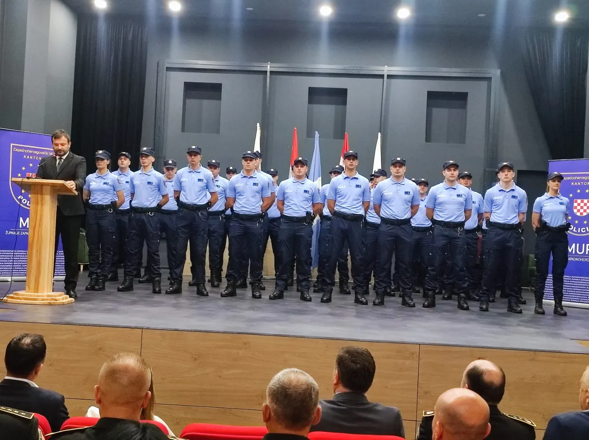 FOTO: Prisegnula nova generacija policajaca u ŽZH