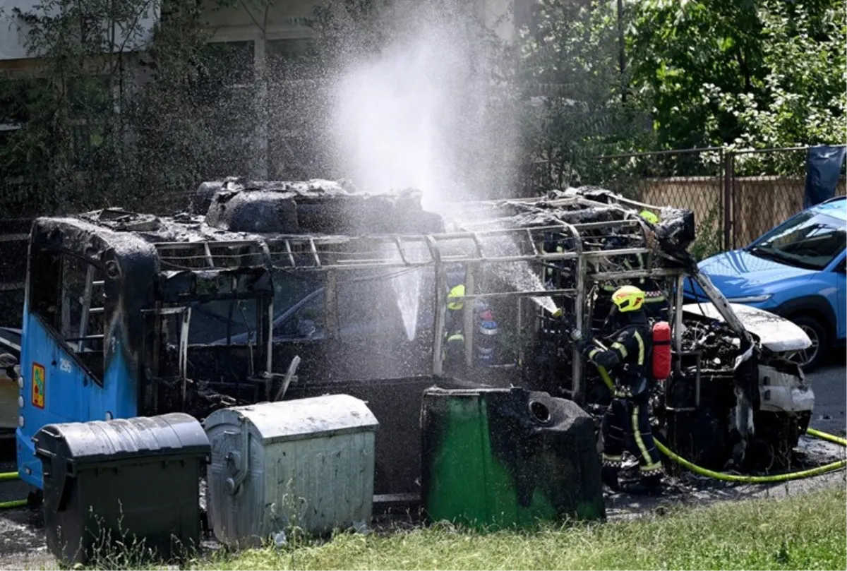ZET-ov bus se zapalio u vožnji, cijeli je izgorio