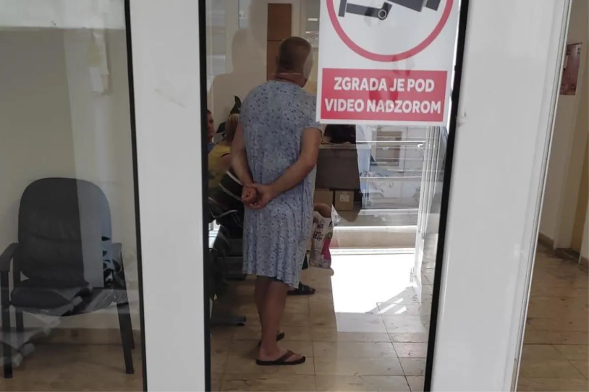Muškarcu u ured nisu dali u šorcu, on kupio i obukao haljinu