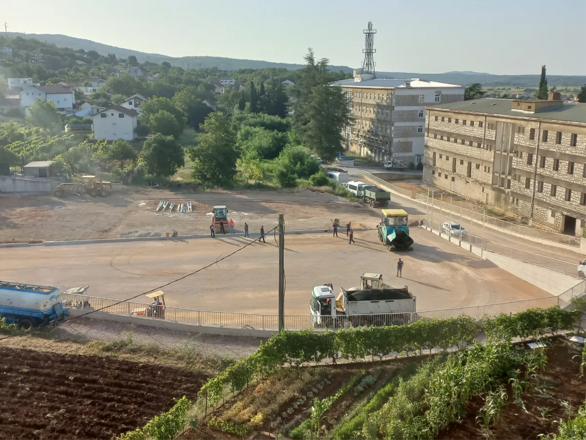 FOTO: Završeno asfaltiranje novog igrališta iznad duhanske u Grudama 1
