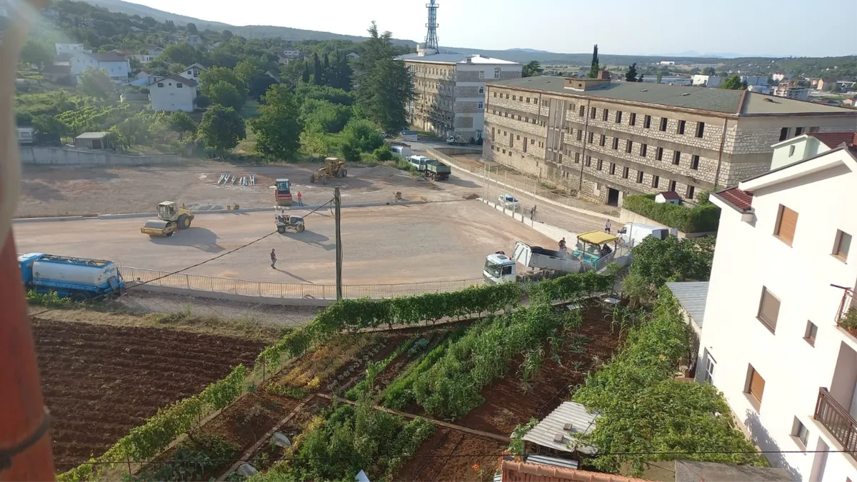 FOTO: Završeno asfaltiranje novog igrališta iznad duhanske u Grudama 2