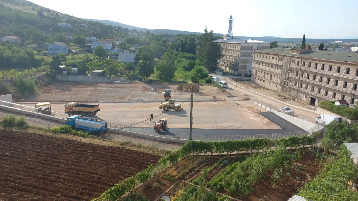 FOTO: Završeno asfaltiranje novog igrališta iznad duhanske u Grudama 4