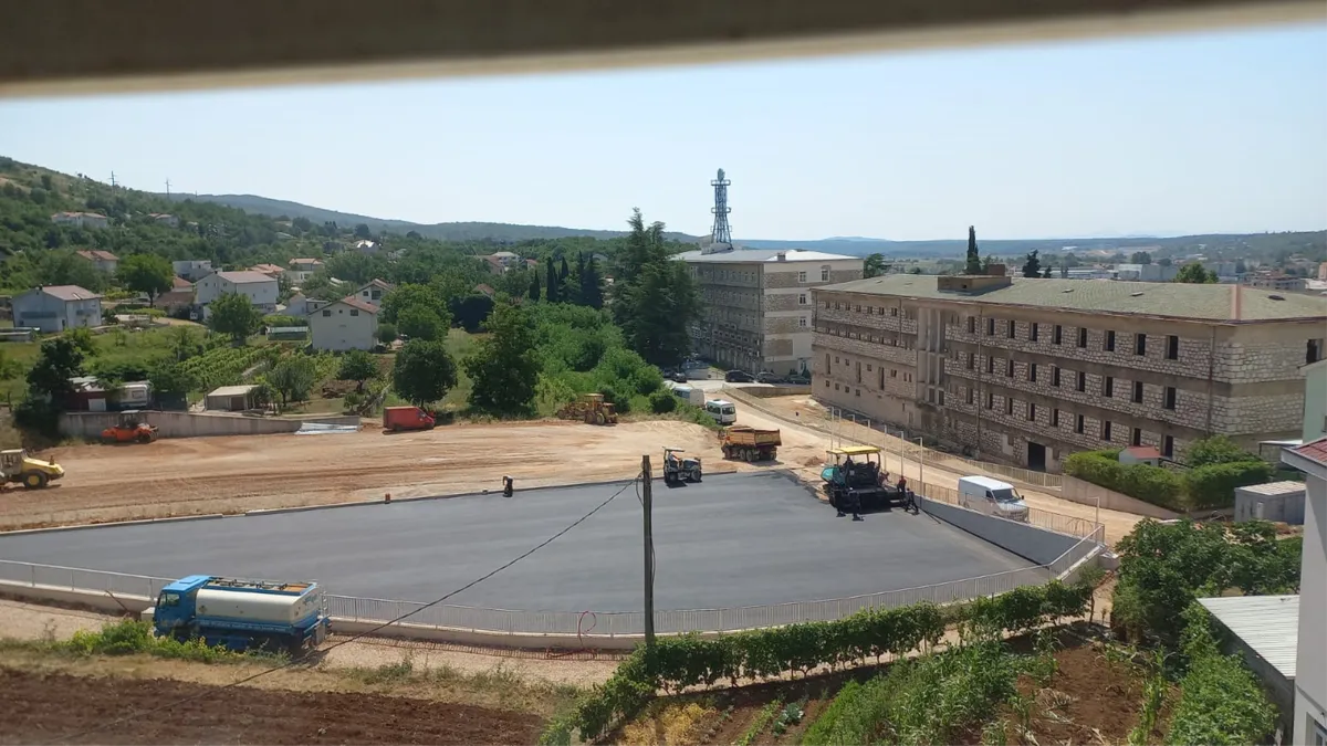 FOTO: Završeno asfaltiranje novog igrališta iznad duhanske u Grudama