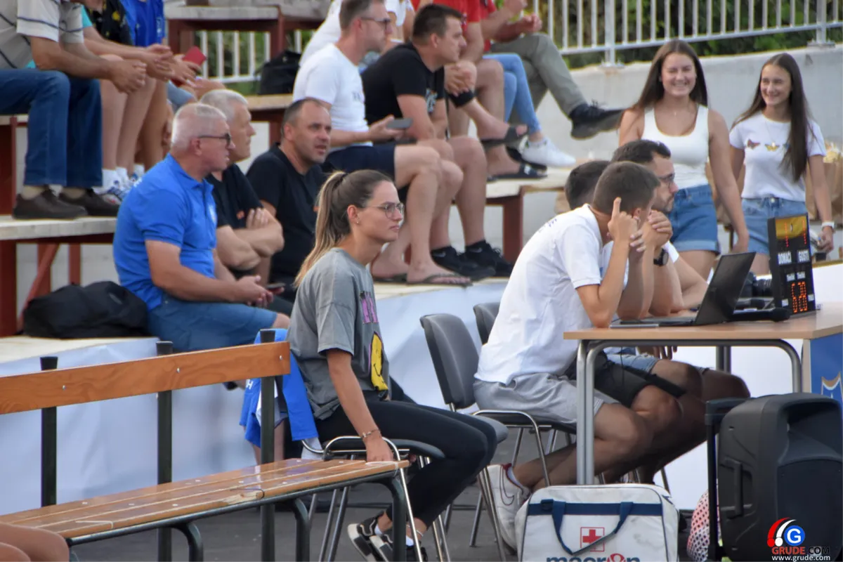 FOTO: OTVORENA LIGA MJESNIH ZAJEDNICA OPĆINE GRUDE, NOVI TEREN OKUPIO BROJNE 10