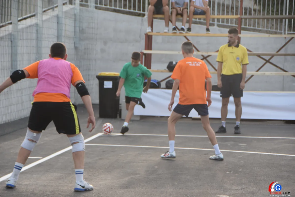 FOTO: OTVORENA LIGA MJESNIH ZAJEDNICA OPĆINE GRUDE, NOVI TEREN OKUPIO BROJNE 11
