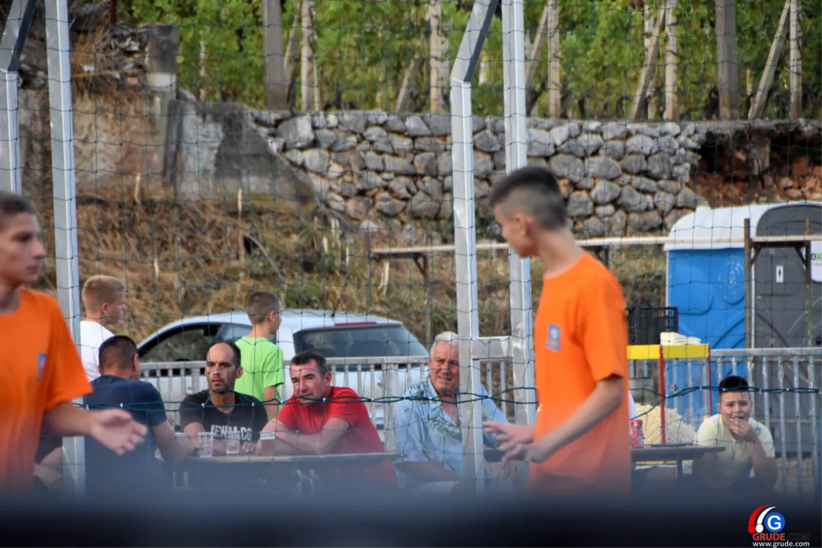 FOTO: OTVORENA LIGA MJESNIH ZAJEDNICA OPĆINE GRUDE, NOVI TEREN OKUPIO BROJNE 14