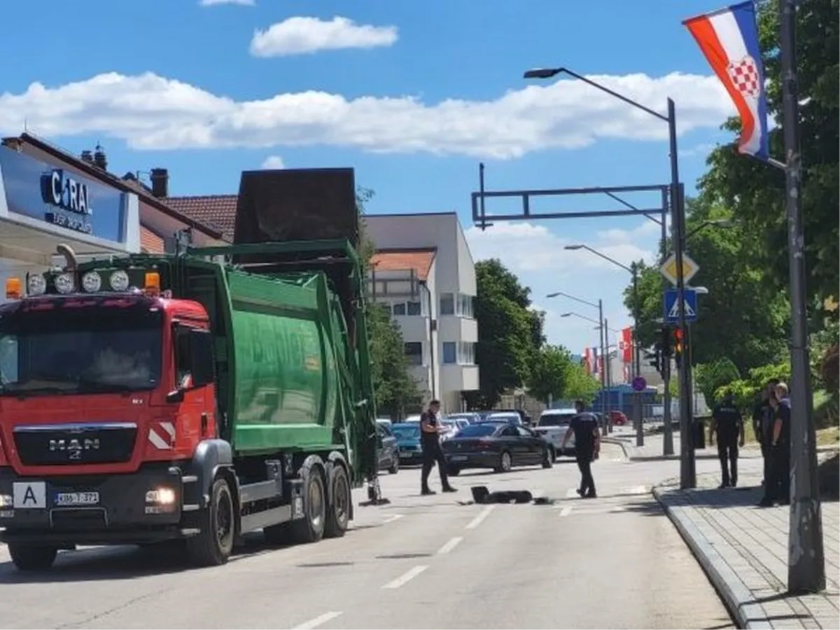 Komunalci kontejnerom zakačili i odvalili semafor