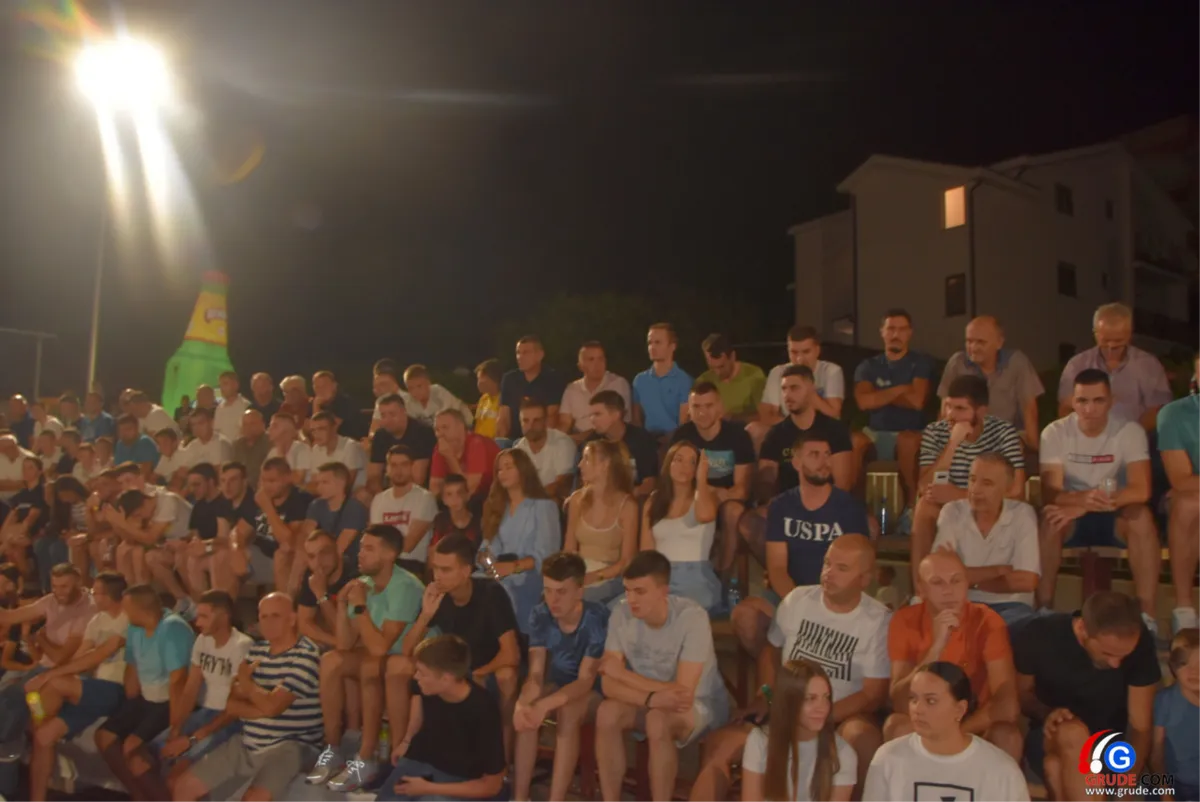 FOTO: NAVIJAČI IZ STOLNOG HRVATSKOG GRADA SA STILOM UŠLI U GLAVNI! I druga noć prepuna kvalitete i dinamike 22