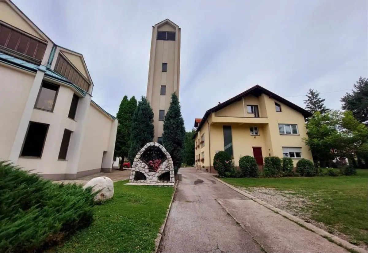 Kakanj: Razbojnik nožem prijetio župniku, vezao ga i opljačkao