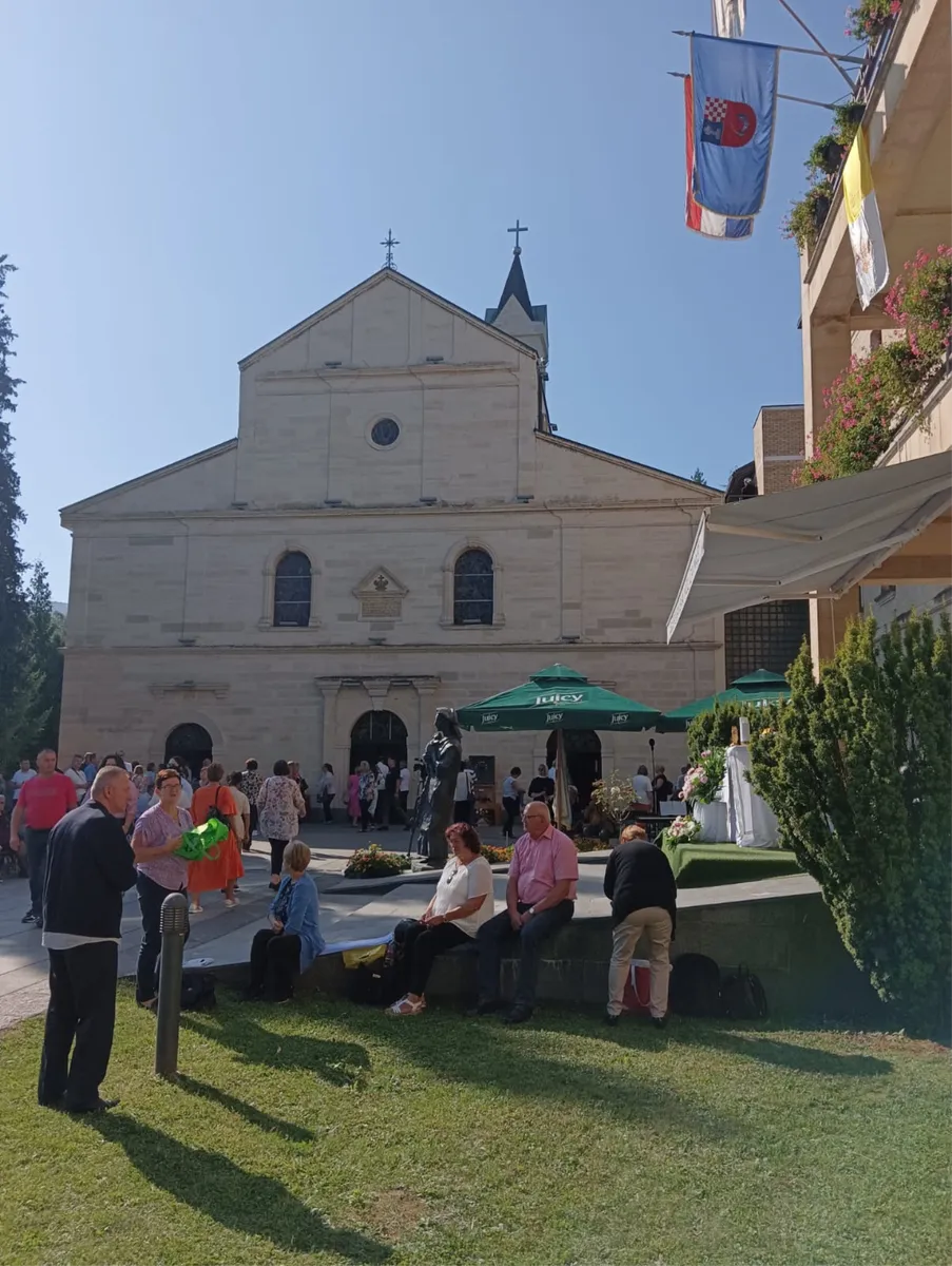 FOTO: Grudski umirovljenici posjetili Ramu, nazočili i svetoj misi na nakanu hodočasnika 3