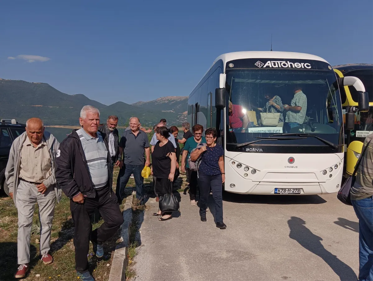 FOTO: Grudski umirovljenici posjetili Ramu, nazočili i svetoj misi na nakanu hodočasnika