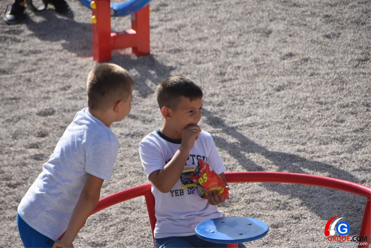 FOTO: Područna škola Vrućice dobila sadržaj za djecu čijoj radosti nema kraja! Grude Zapad živi punim plućina 12