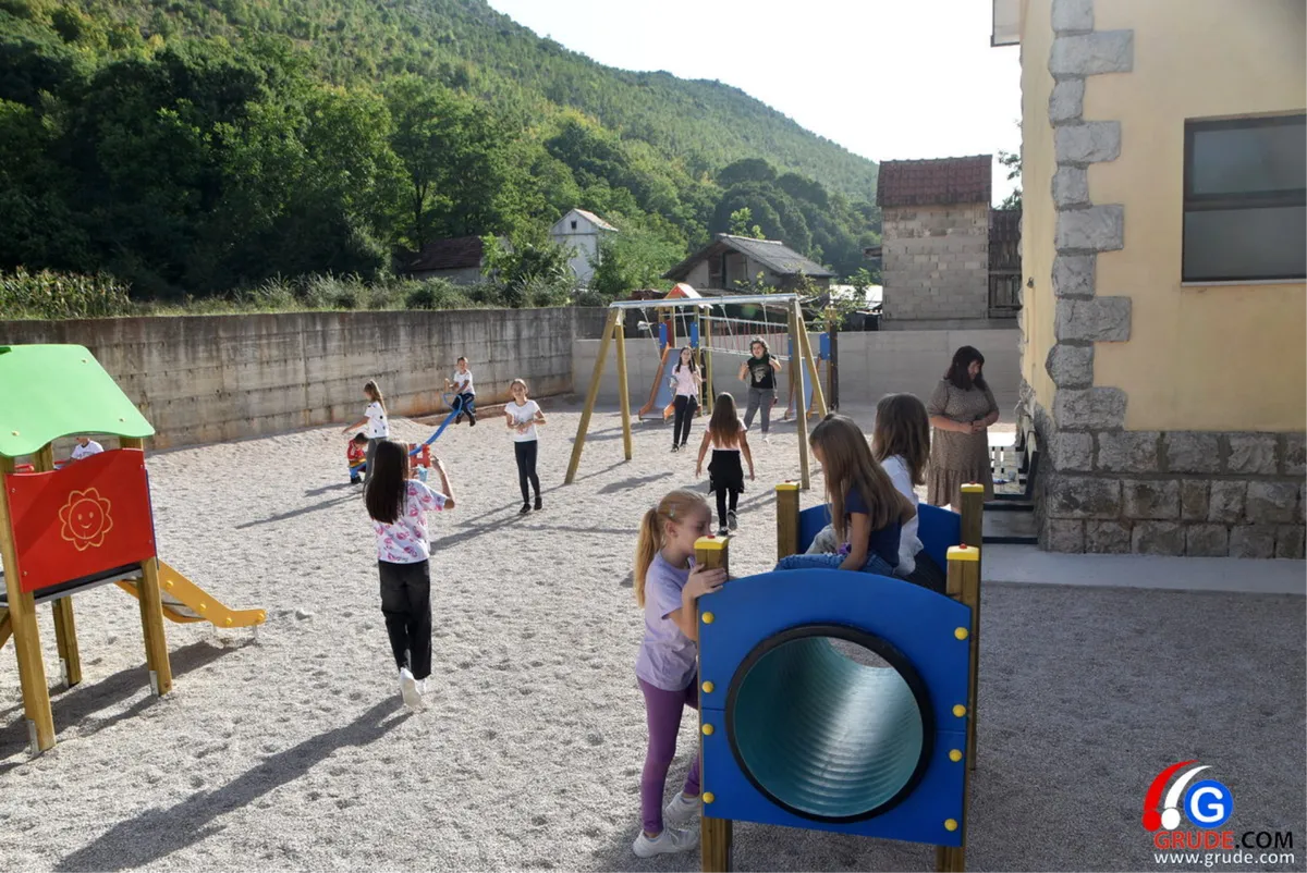 FOTO: Područna škola Vrućice dobila sadržaj za djecu čijoj radosti nema kraja! Grude Zapad živi punim plućina 13